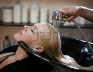 19608102-a-mulher-de-sorriso-com-o-cabelo-lavado-no-cabeleireiro.